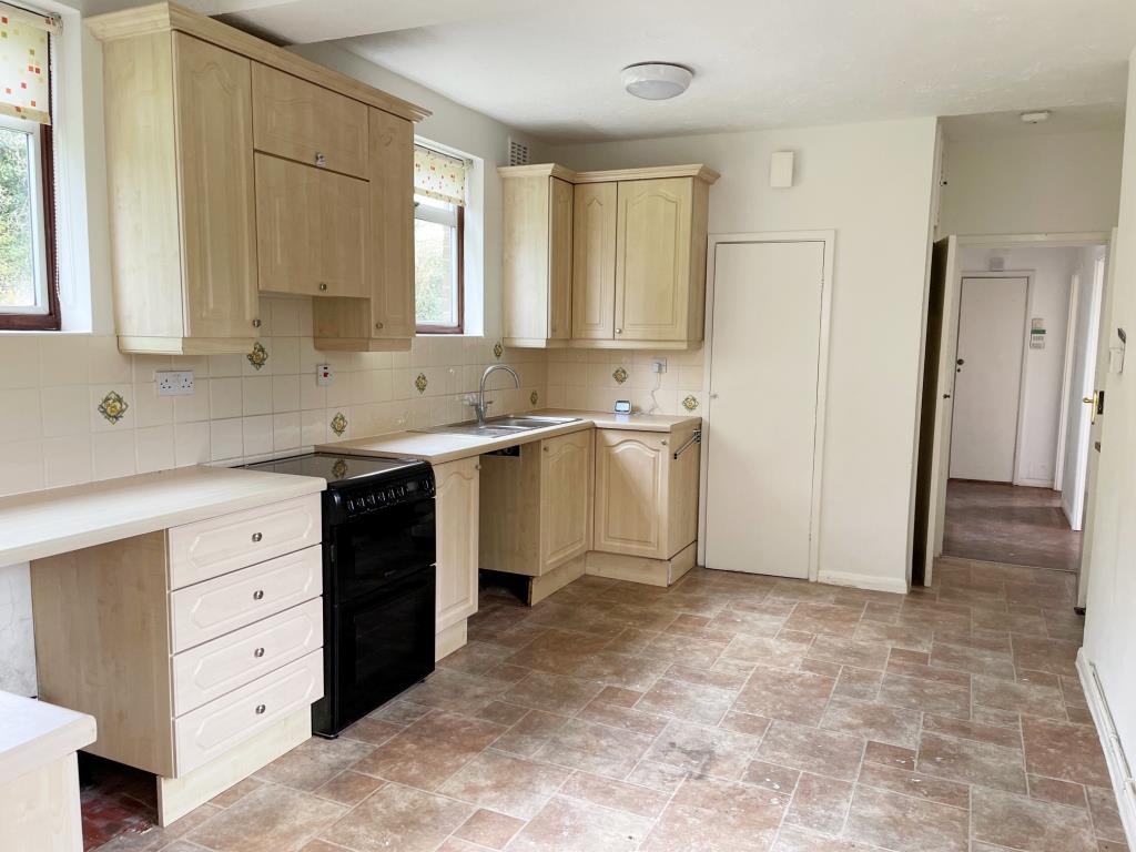 Lot: 37 - FOUR-BEDROOM DETACHED HOUSE AND LAND WITH PLANNING FOR FOUR ADDITIONAL DWELLINGS - Kitchen